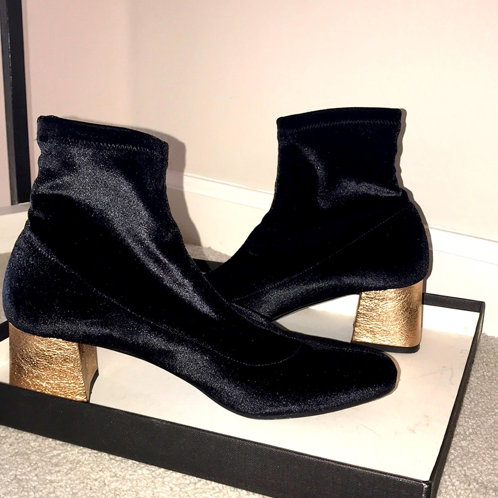 Aska Gia Closed Toe Pull On Black Velvet Booties